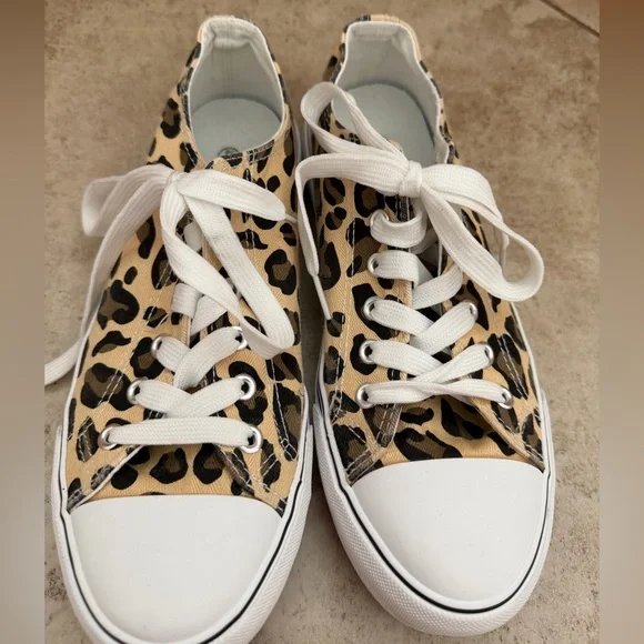 Leopard Print Canvas Low Top Sneakers, Size 8 - Picture 4 of 8